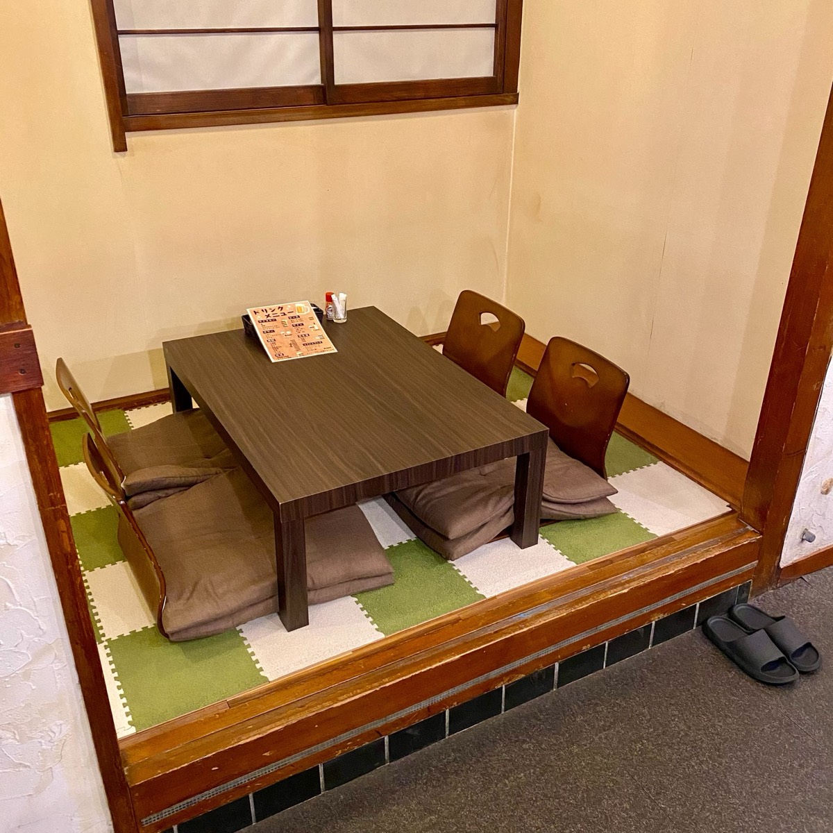 こりこの小上がりの席